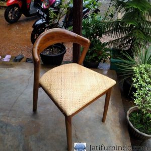 Kursi Cafe Minimalis Ayaman Modern, Kursi Cafe Jati Minimalis Modern, kursi cafe murah, kursi cafe klasik, kursi cafe minimalis, kursi rotan, kursi besi, kursi bar, kursi bar industrial, kursi bar rotan, kursi bar minimalis, meja kursi cafe minimalis, meja kursi cafe outdor, kursi cafe jepara, kursi cafe vintage